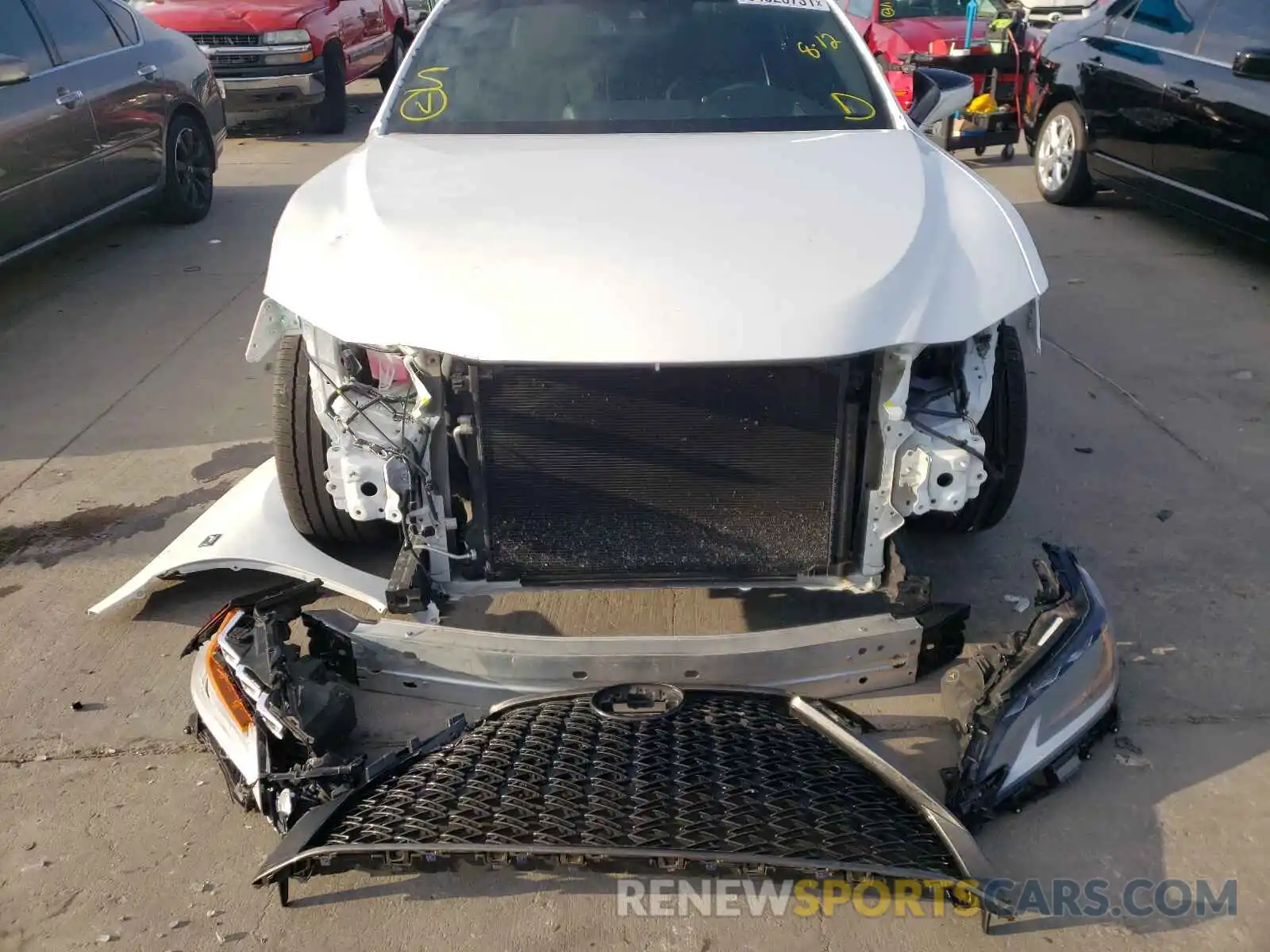 9 Photograph of a damaged car 58ABZ1B17KU001267 LEXUS ES350 2019