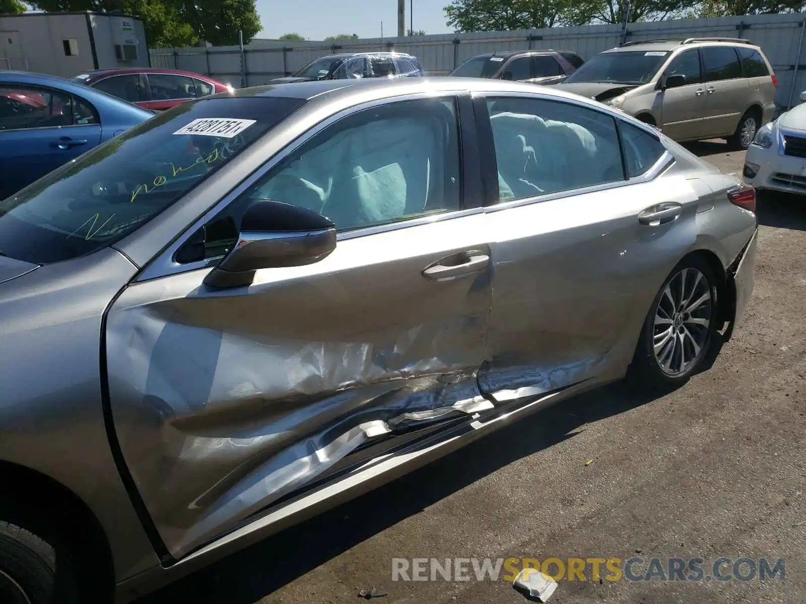 9 Photograph of a damaged car 58ABZ1B17KU014598 LEXUS ES350 2019