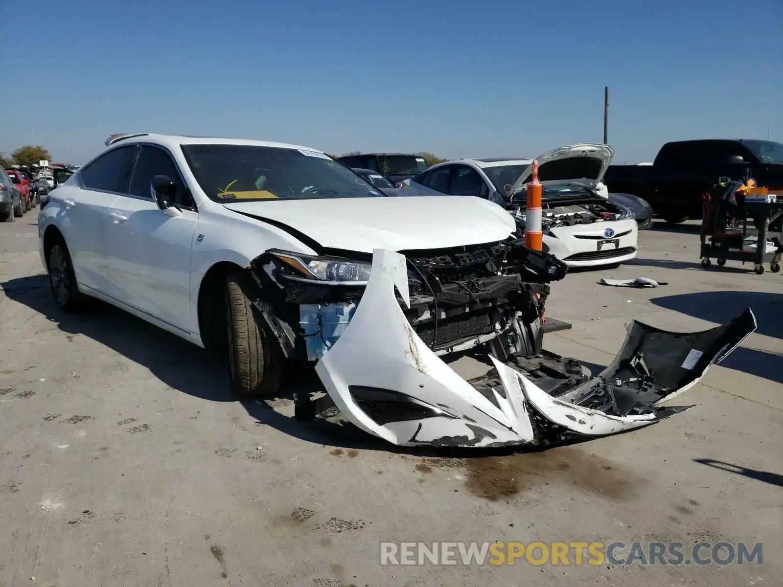 1 Photograph of a damaged car 58ABZ1B17KU015234 LEXUS ES350 2019