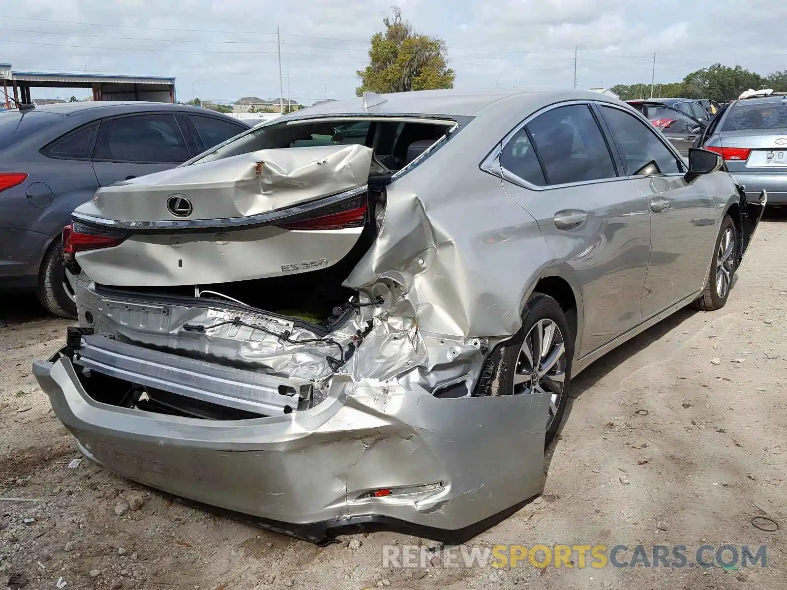 4 Photograph of a damaged car 58ABZ1B17KU019204 LEXUS ES350 2019