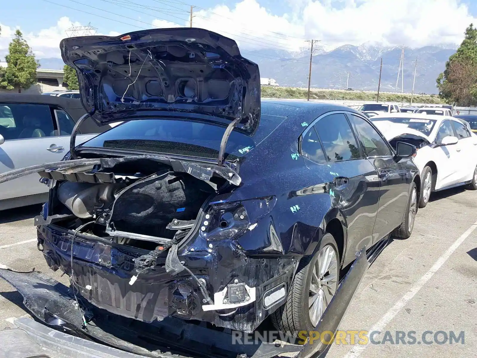 4 Photograph of a damaged car 58ABZ1B17KU039498 LEXUS ES350 2019