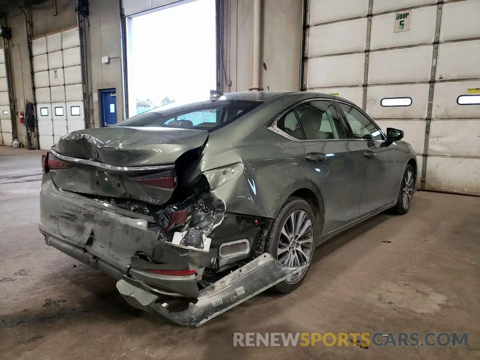 4 Photograph of a damaged car 58ABZ1B17KU040943 LEXUS ES350 2019