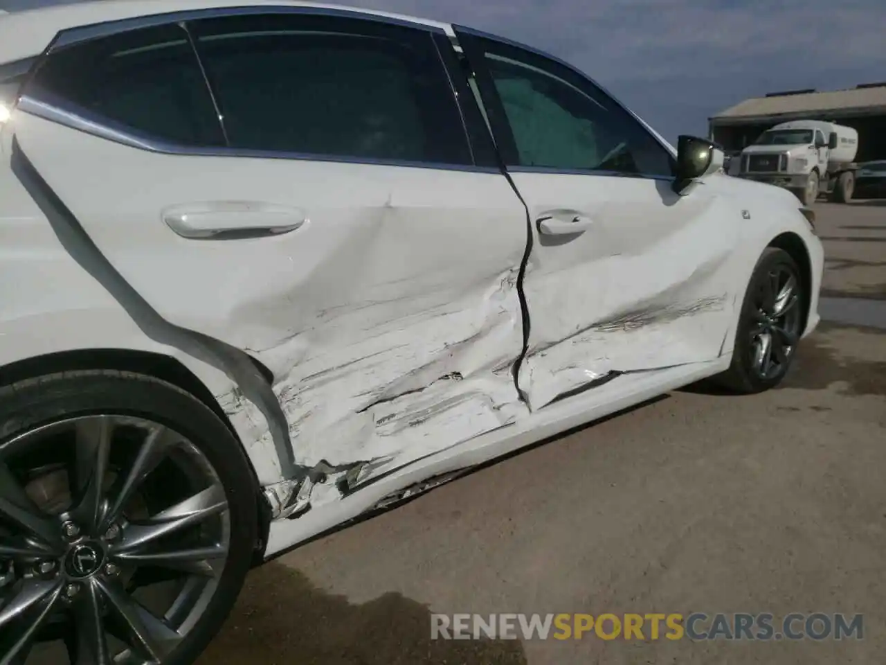 9 Photograph of a damaged car 58ABZ1B17KU042465 LEXUS ES350 2019