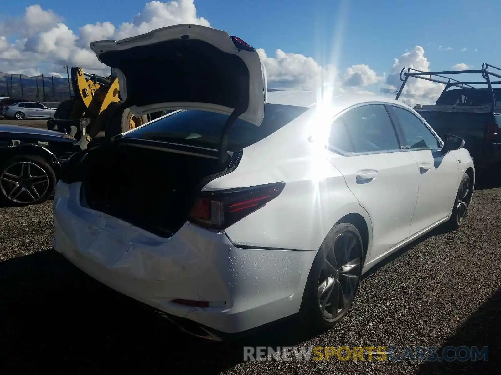 4 Photograph of a damaged car 58ABZ1B18KU040739 LEXUS ES350 2019