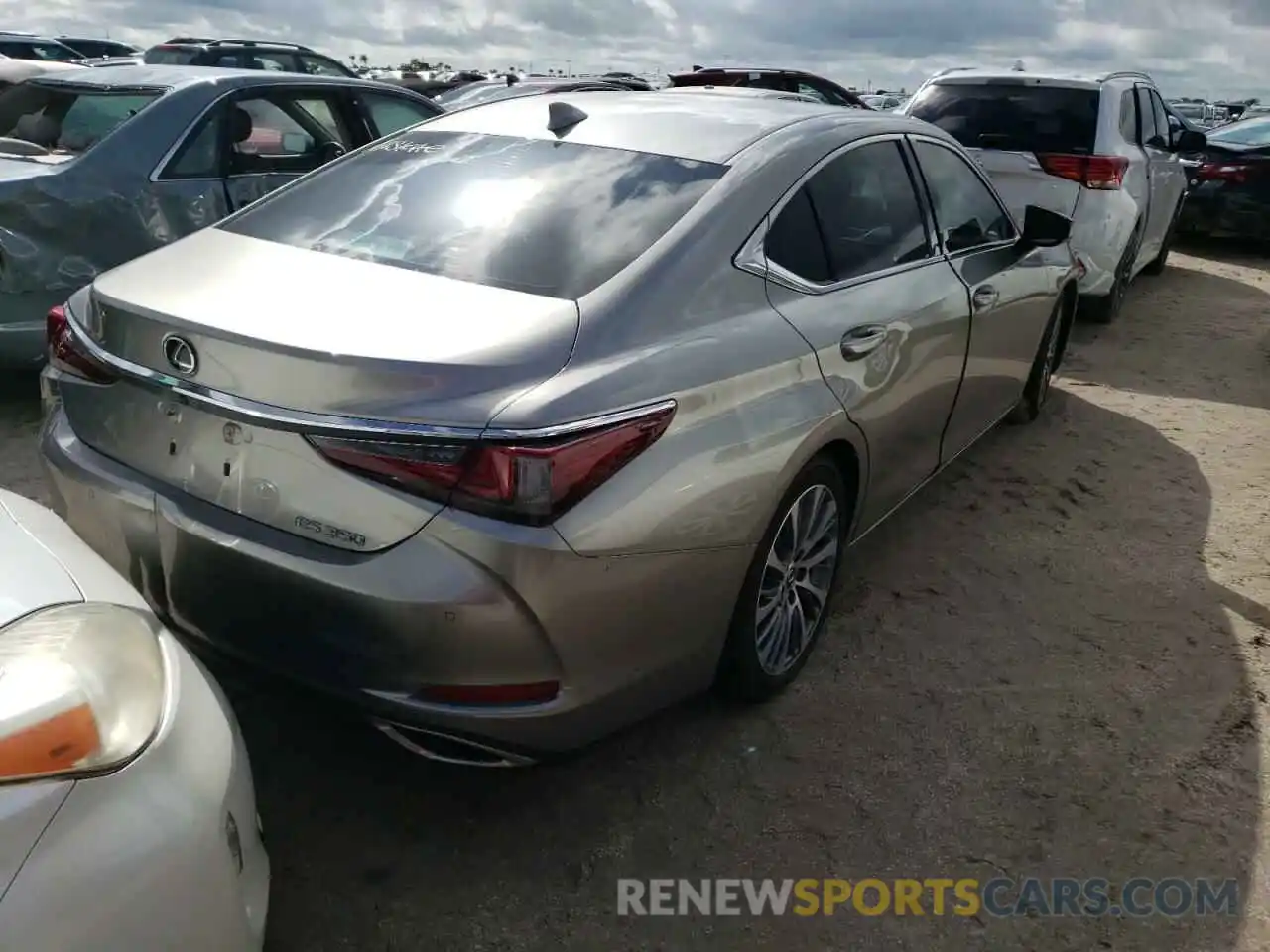 4 Photograph of a damaged car 58ABZ1B19KU016126 LEXUS ES350 2019