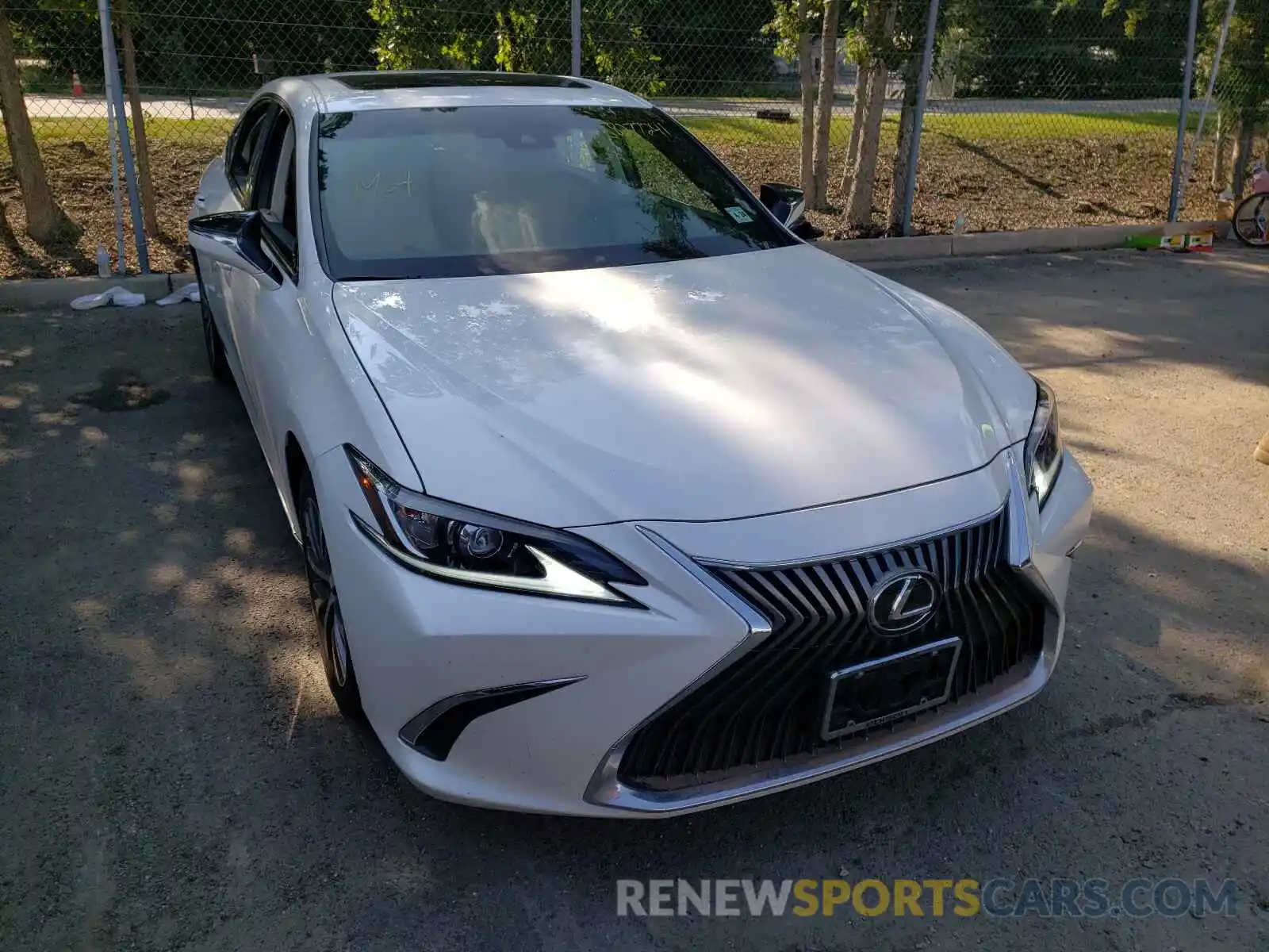 1 Photograph of a damaged car 58ABZ1B19KU031239 LEXUS ES350 2019