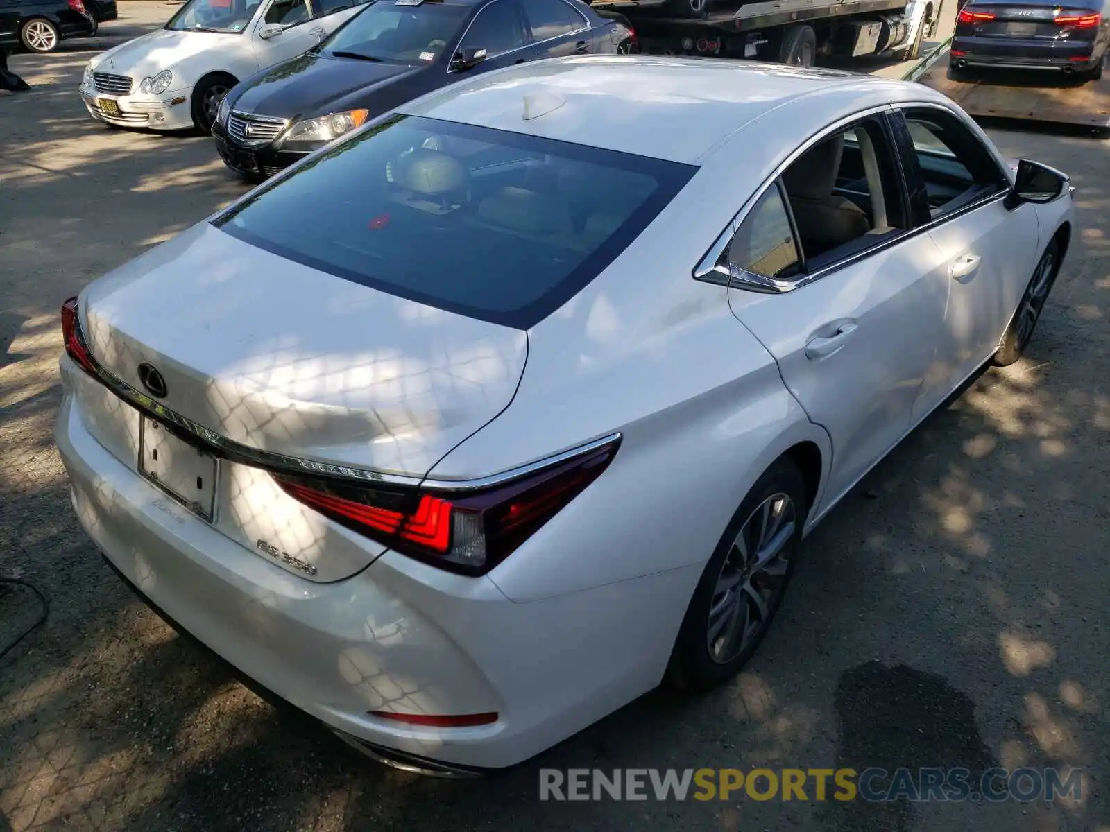 4 Photograph of a damaged car 58ABZ1B19KU031239 LEXUS ES350 2019