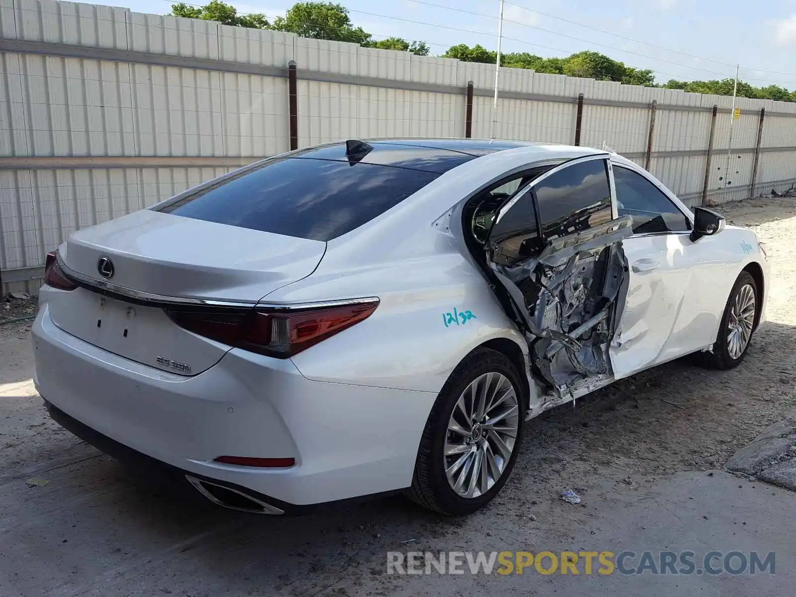 4 Photograph of a damaged car 58ABZ1B19KU038384 LEXUS ES350 2019