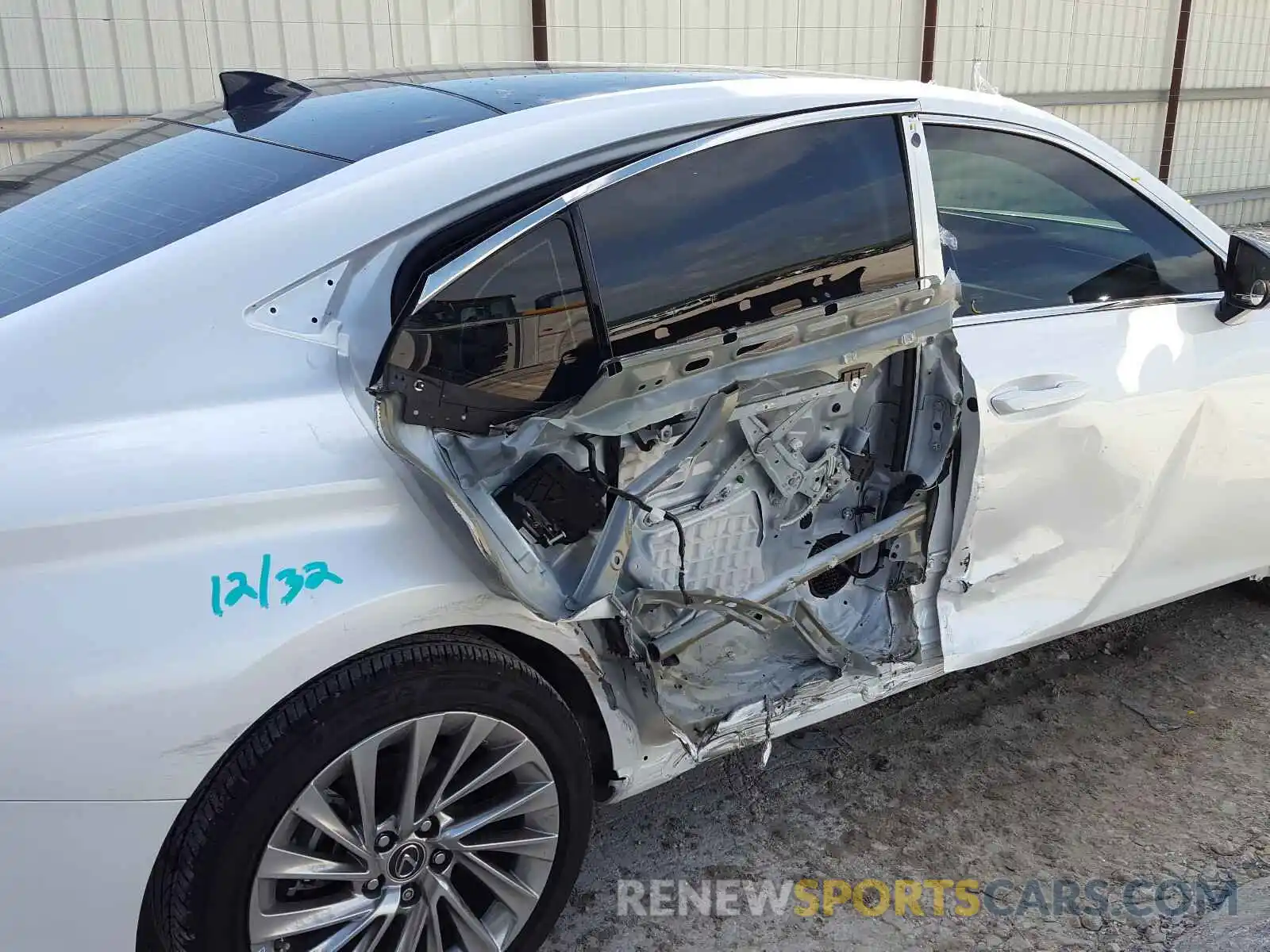 9 Photograph of a damaged car 58ABZ1B19KU038384 LEXUS ES350 2019