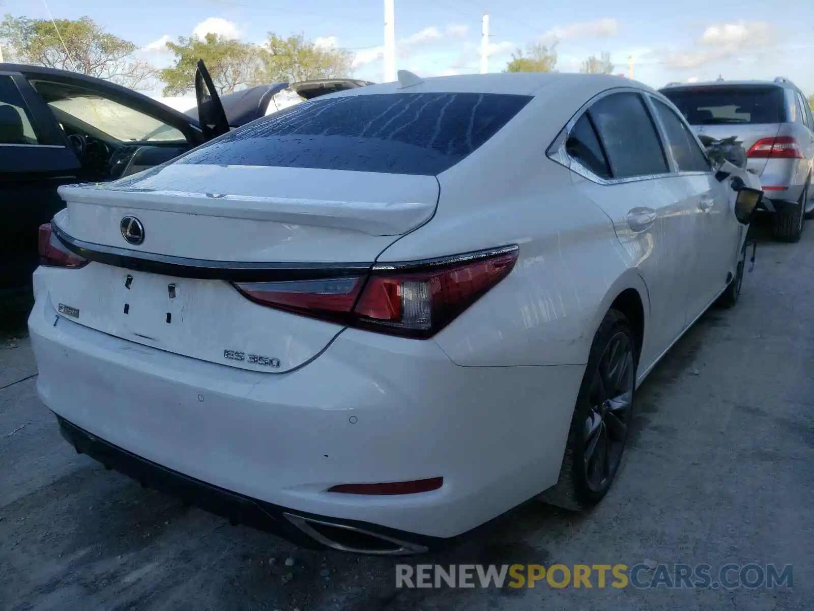 4 Photograph of a damaged car 58ABZ1B1XKU005328 LEXUS ES350 2019