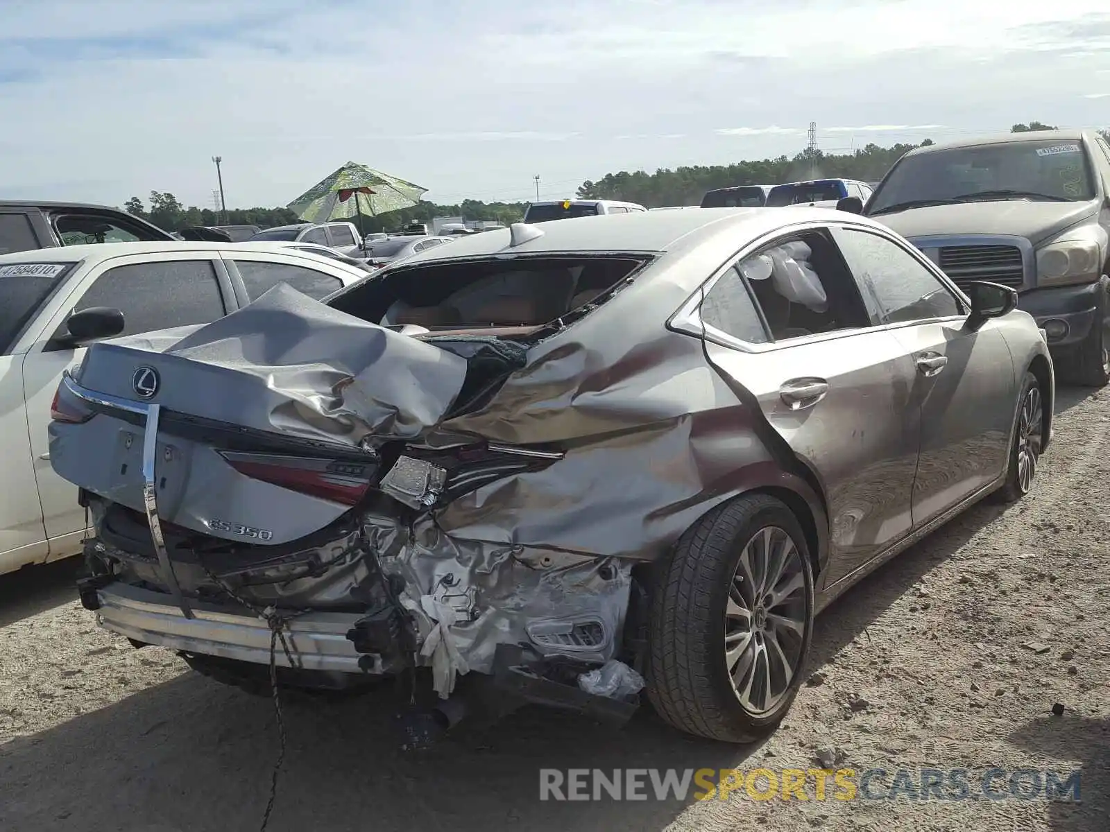 4 Photograph of a damaged car 58ABZ1B1XKU017088 LEXUS ES350 2019