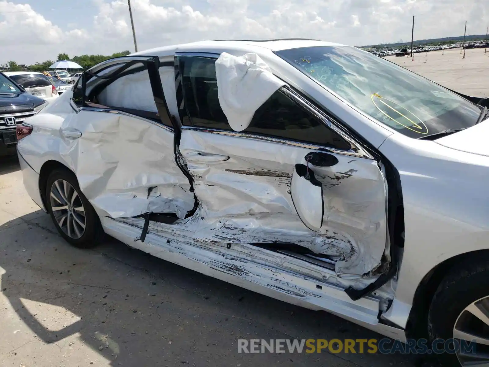 9 Photograph of a damaged car 58ABZ1B1XKU047076 LEXUS ES350 2019