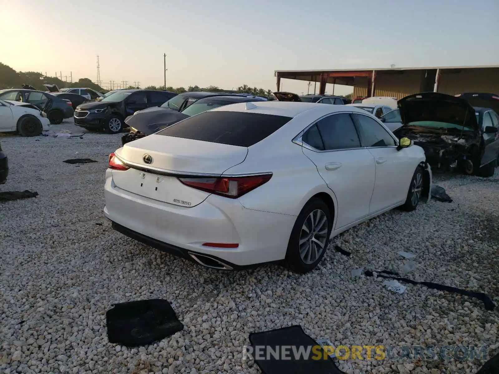 4 Photograph of a damaged car 58ABZ1B1XKU050012 LEXUS ES350 2019