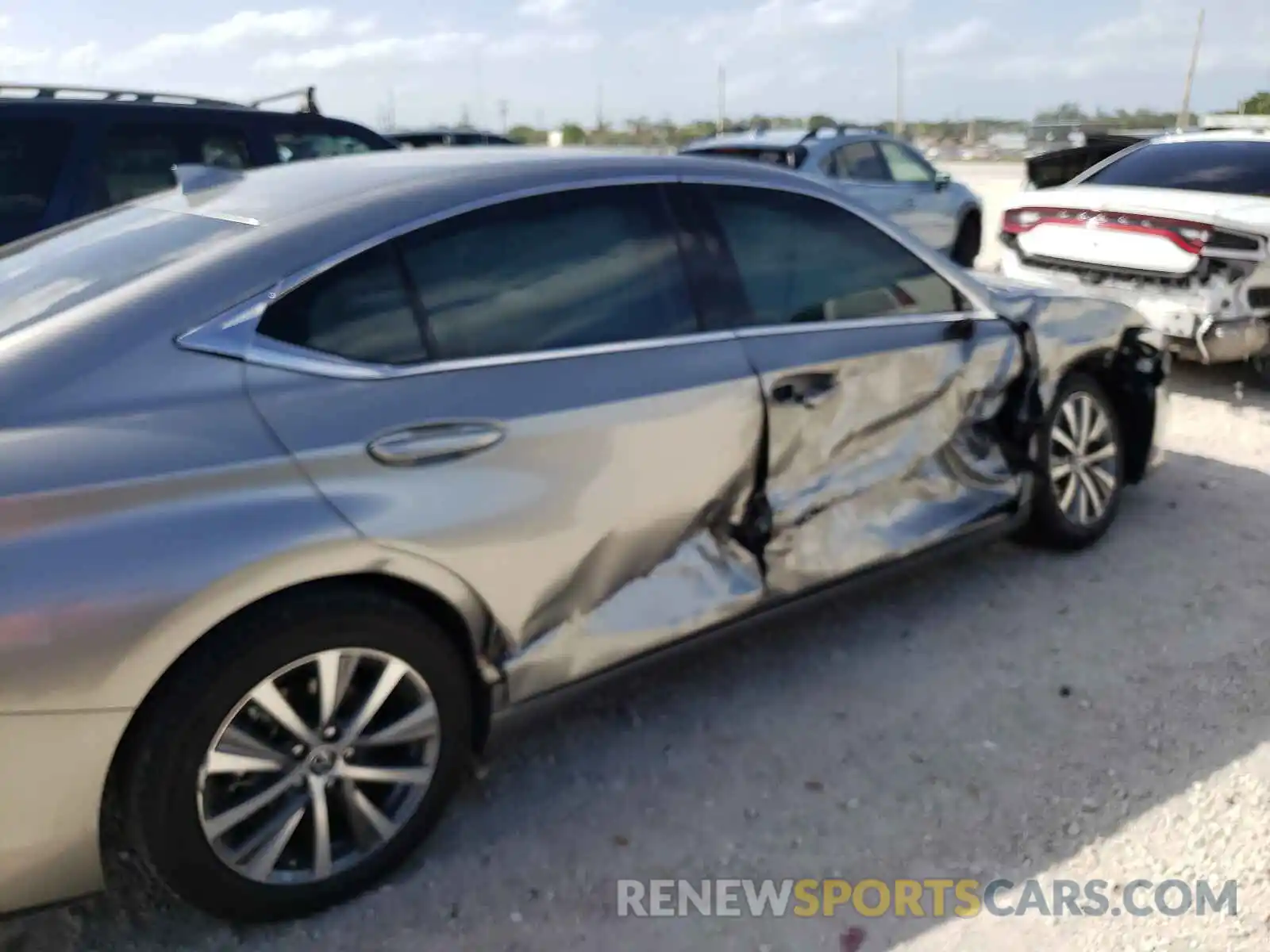 9 Photograph of a damaged car 58ACZ1B14LU081648 LEXUS ES350 2020