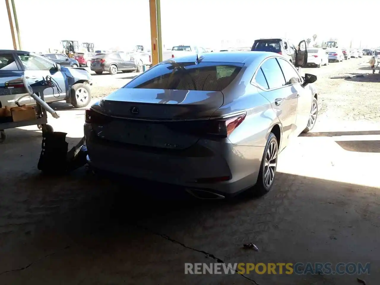 4 Photograph of a damaged car 58ACZ1B19LU052405 LEXUS ES350 2020