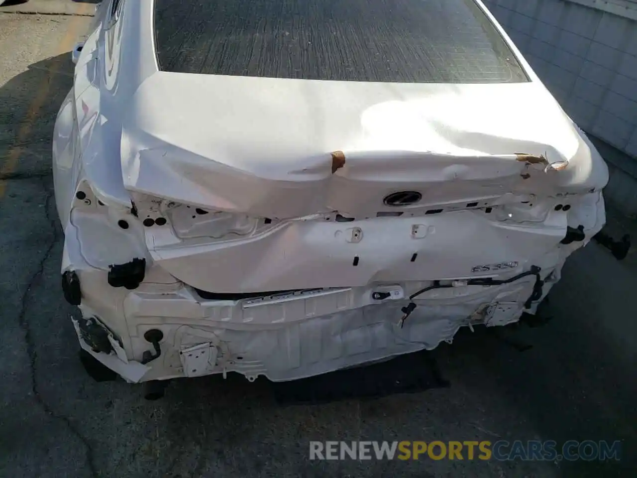 9 Photograph of a damaged car 58ADZ1B11LU056548 LEXUS ES350 2020