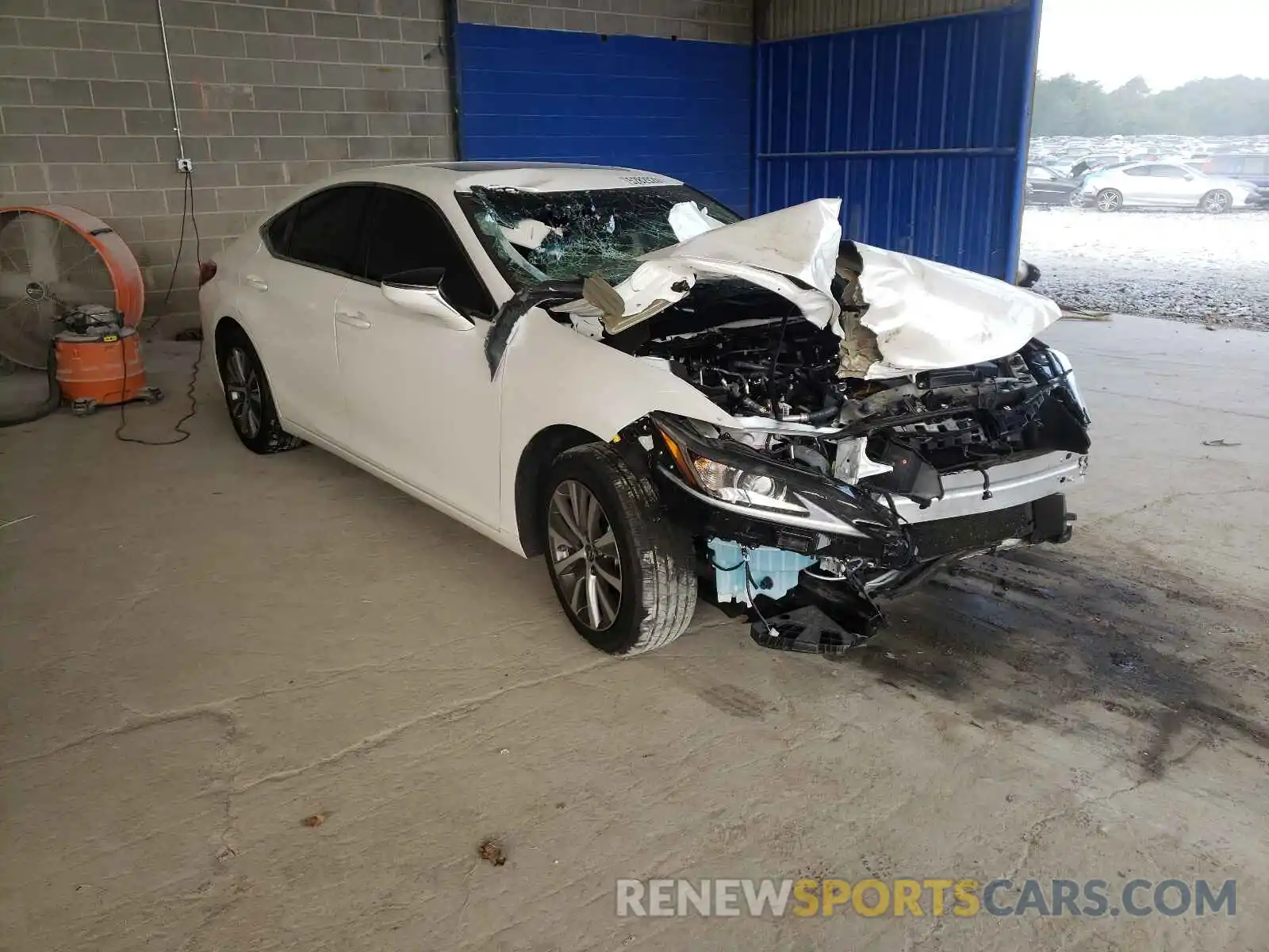 1 Photograph of a damaged car 58ADZ1B13LU057703 LEXUS ES350 2020