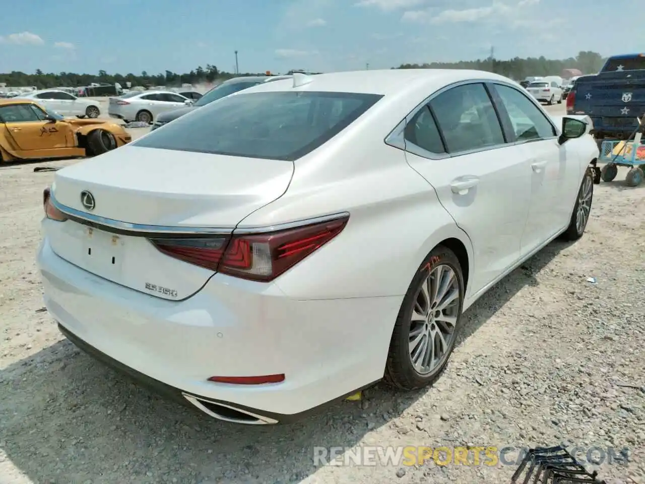 4 Photograph of a damaged car 58ADZ1B13LU080074 LEXUS ES350 2020