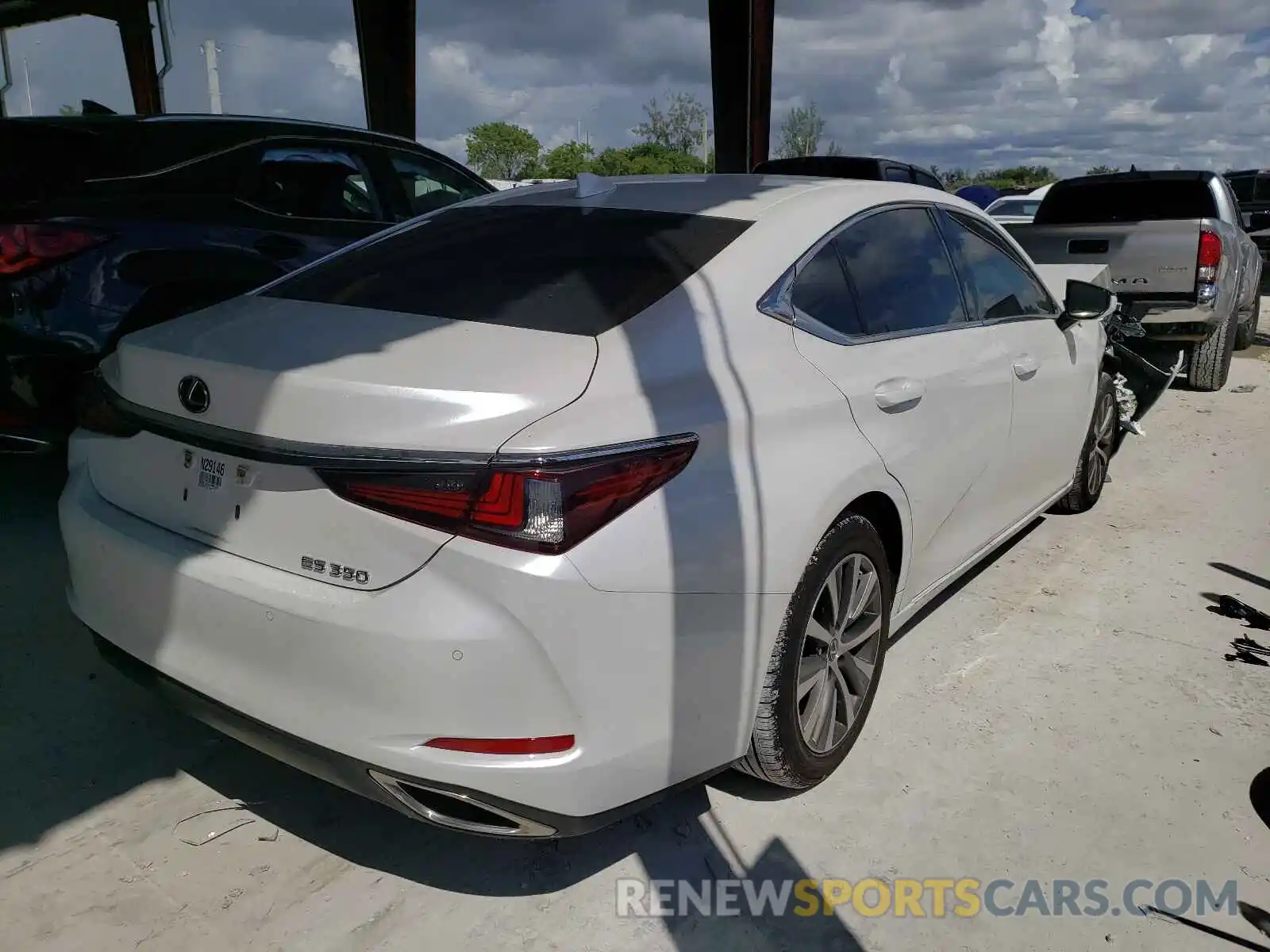 4 Photograph of a damaged car 58ADZ1B15LU068153 LEXUS ES350 2020