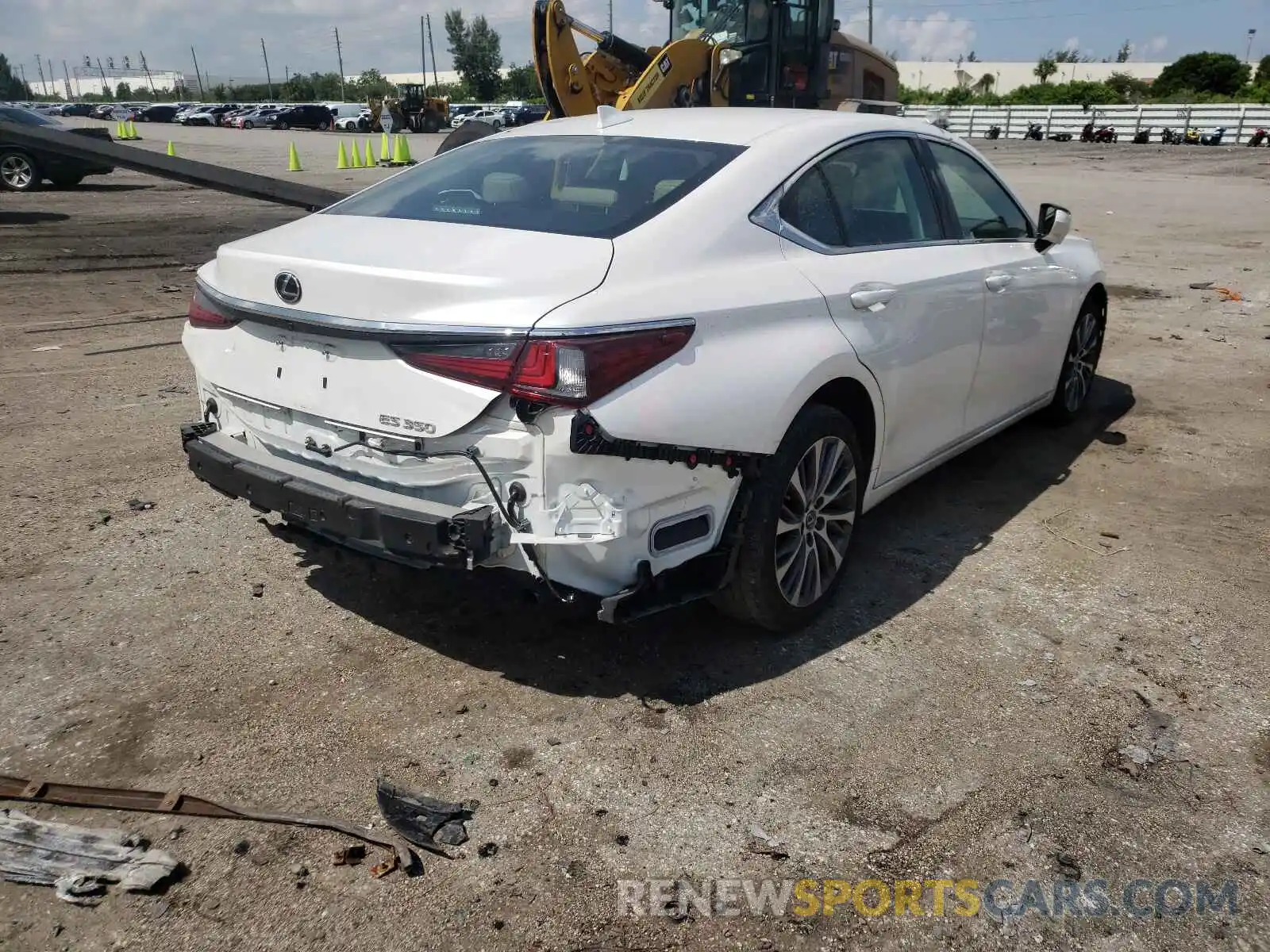 4 Photograph of a damaged car 58ADZ1B15LU070937 LEXUS ES350 2020