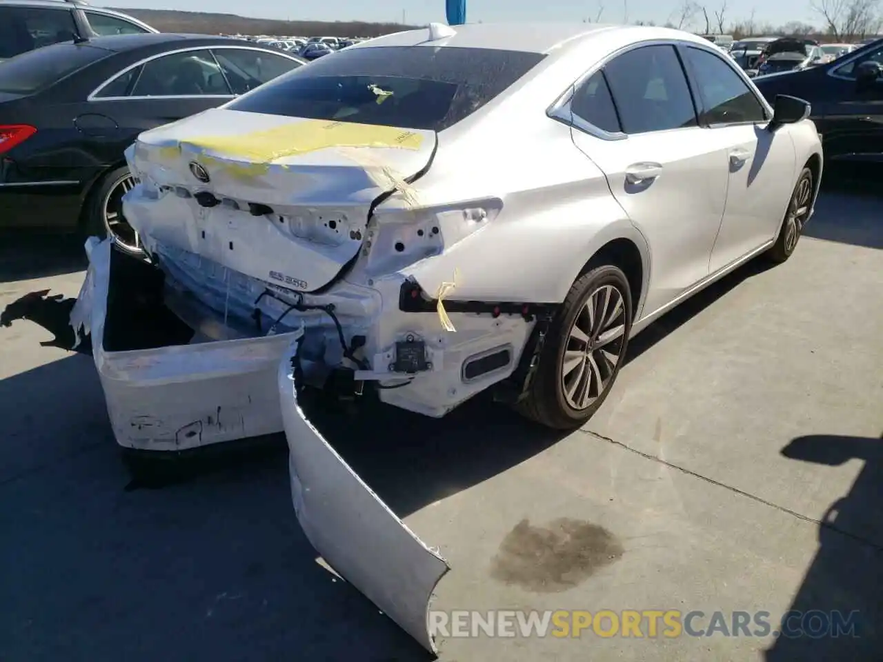 4 Photograph of a damaged car 58ADZ1B16LU052978 LEXUS ES350 2020