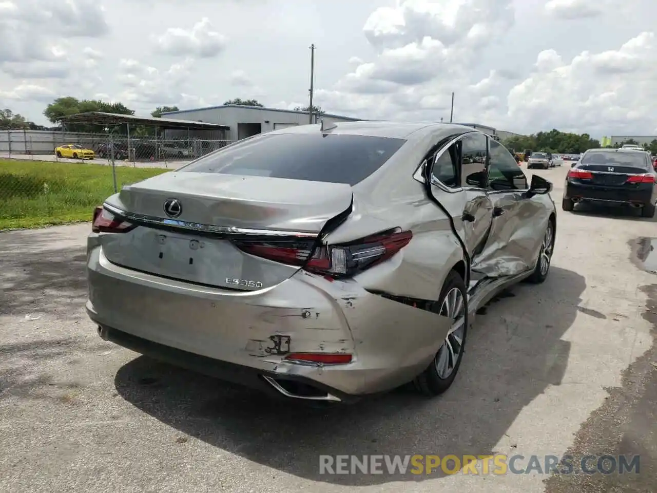 4 Photograph of a damaged car 58ADZ1B16LU061423 LEXUS ES350 2020