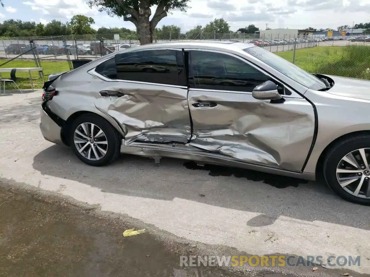 9 Photograph of a damaged car 58ADZ1B16LU061423 LEXUS ES350 2020