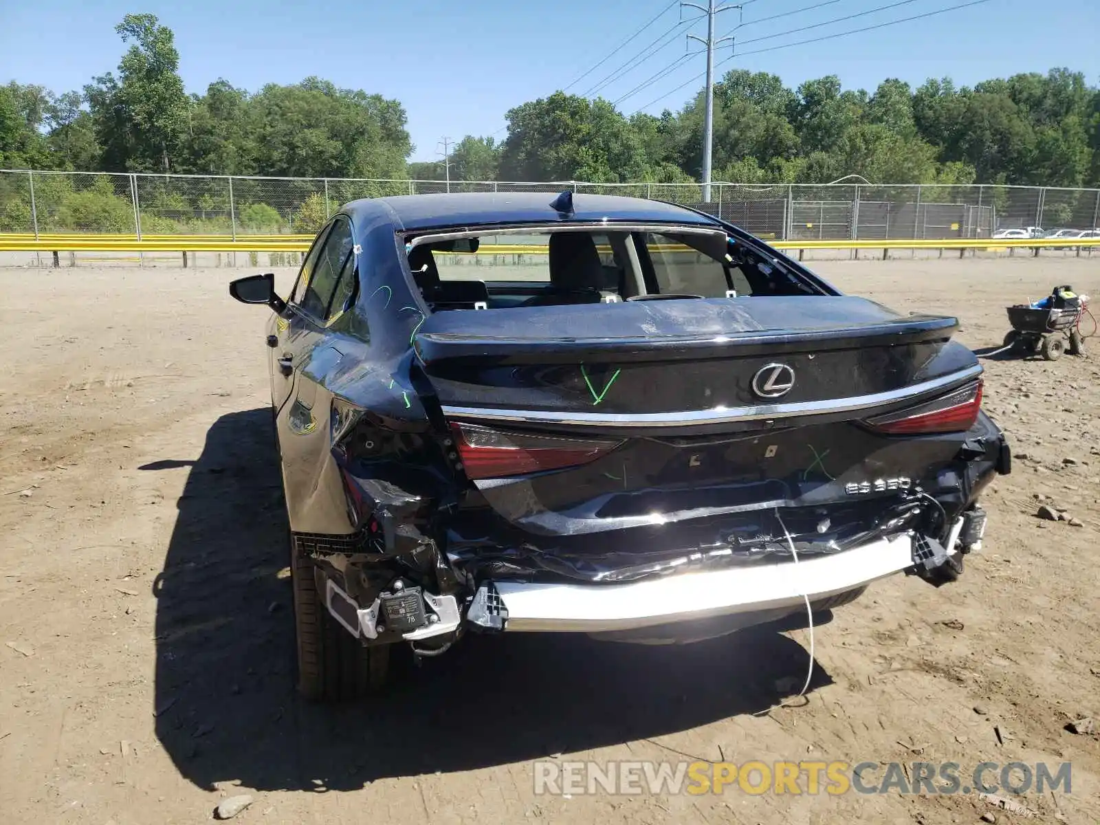 9 Photograph of a damaged car 58ADZ1B16LU073359 LEXUS ES350 2020