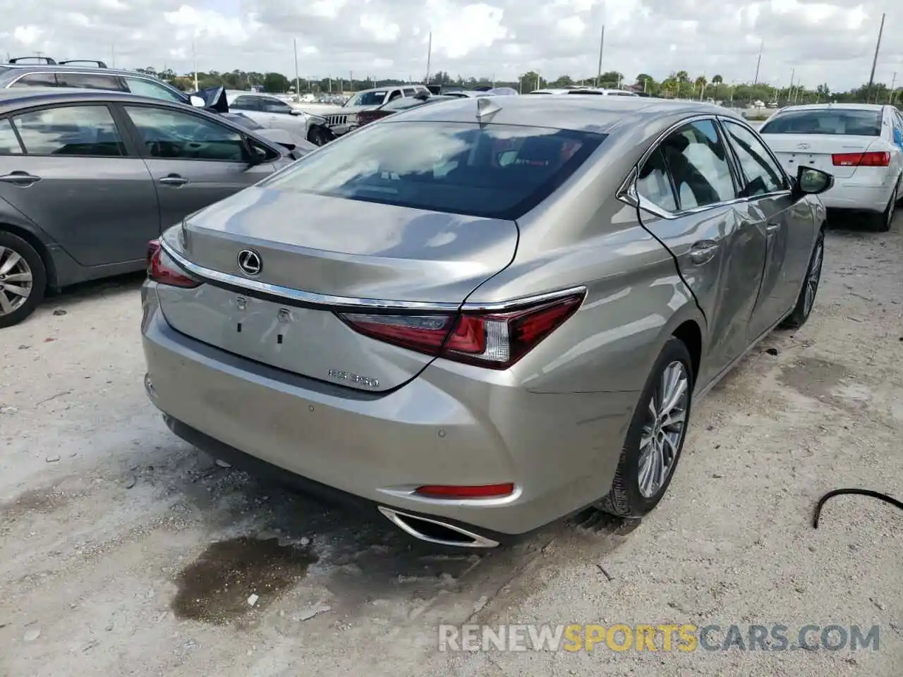 4 Photograph of a damaged car 58ADZ1B17LU064492 LEXUS ES350 2020