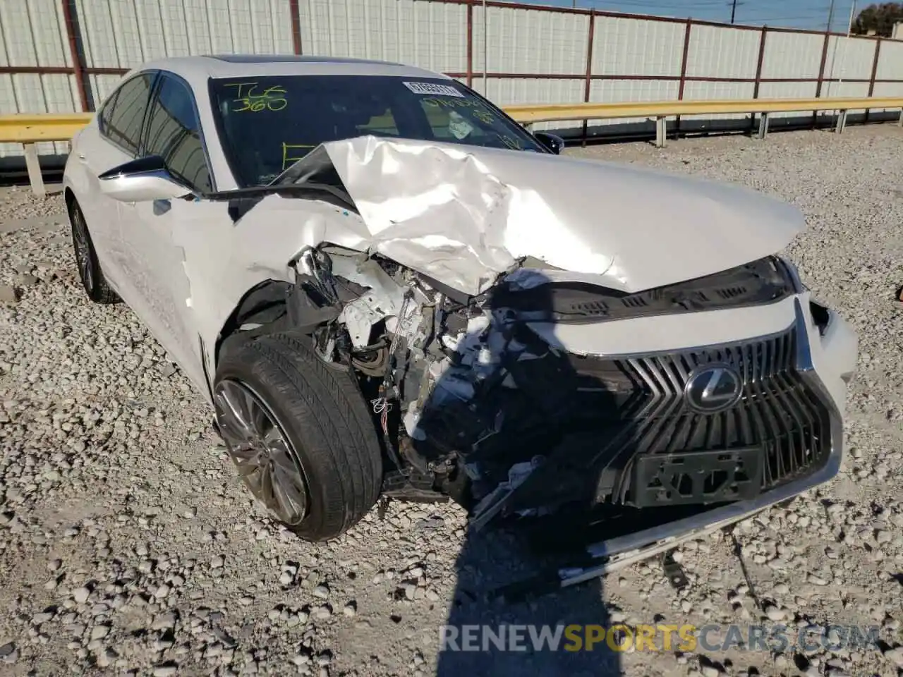 1 Photograph of a damaged car 58ADZ1B17LU076836 LEXUS ES350 2020