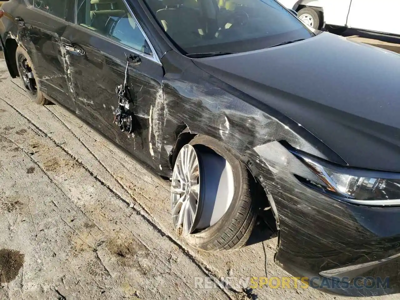 9 Photograph of a damaged car 58ADZ1B18LU051637 LEXUS ES350 2020