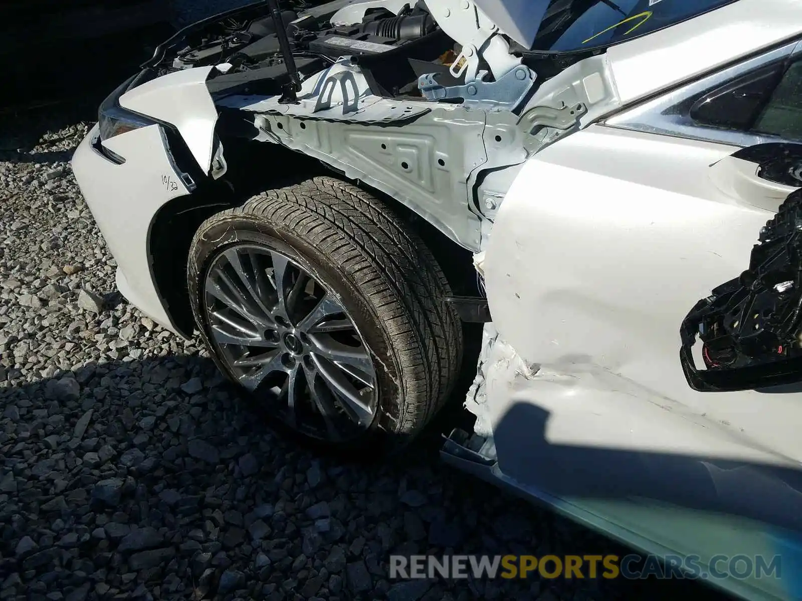 9 Photograph of a damaged car 58ADZ1B18LU082046 LEXUS ES350 2020