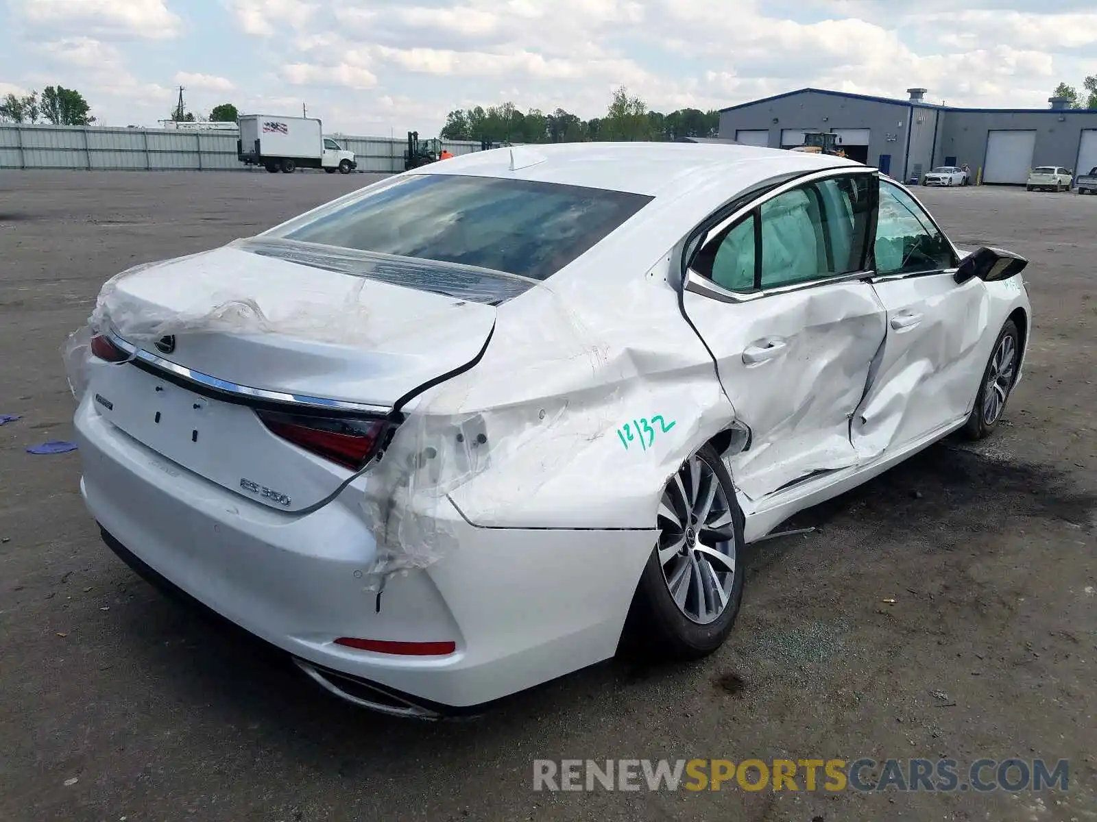 4 Photograph of a damaged car 58ADZ1B19LU064266 LEXUS ES350 2020