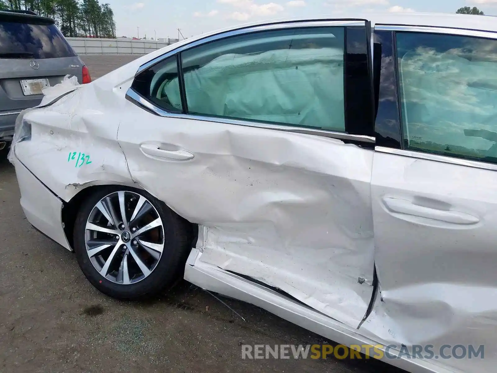 9 Photograph of a damaged car 58ADZ1B19LU064266 LEXUS ES350 2020