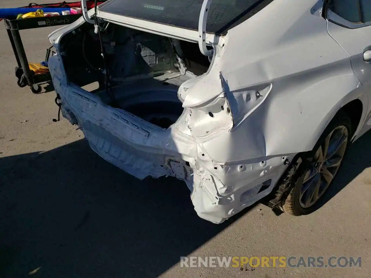 9 Photograph of a damaged car 58AGZ1B11LU062525 LEXUS ES350 2020