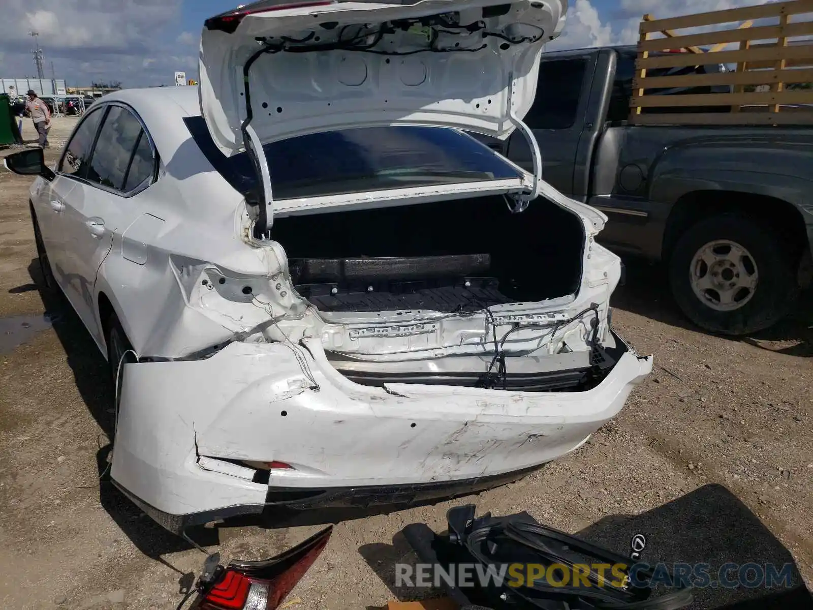 9 Photograph of a damaged car 58AGZ1B17LU070161 LEXUS ES350 2020