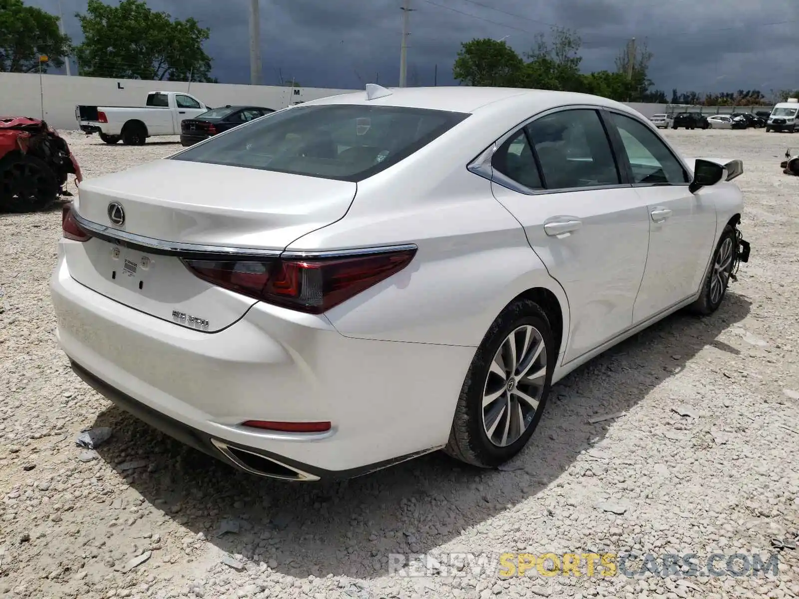 4 Photograph of a damaged car 58ACZ1B10MU097024 LEXUS ES350 2021