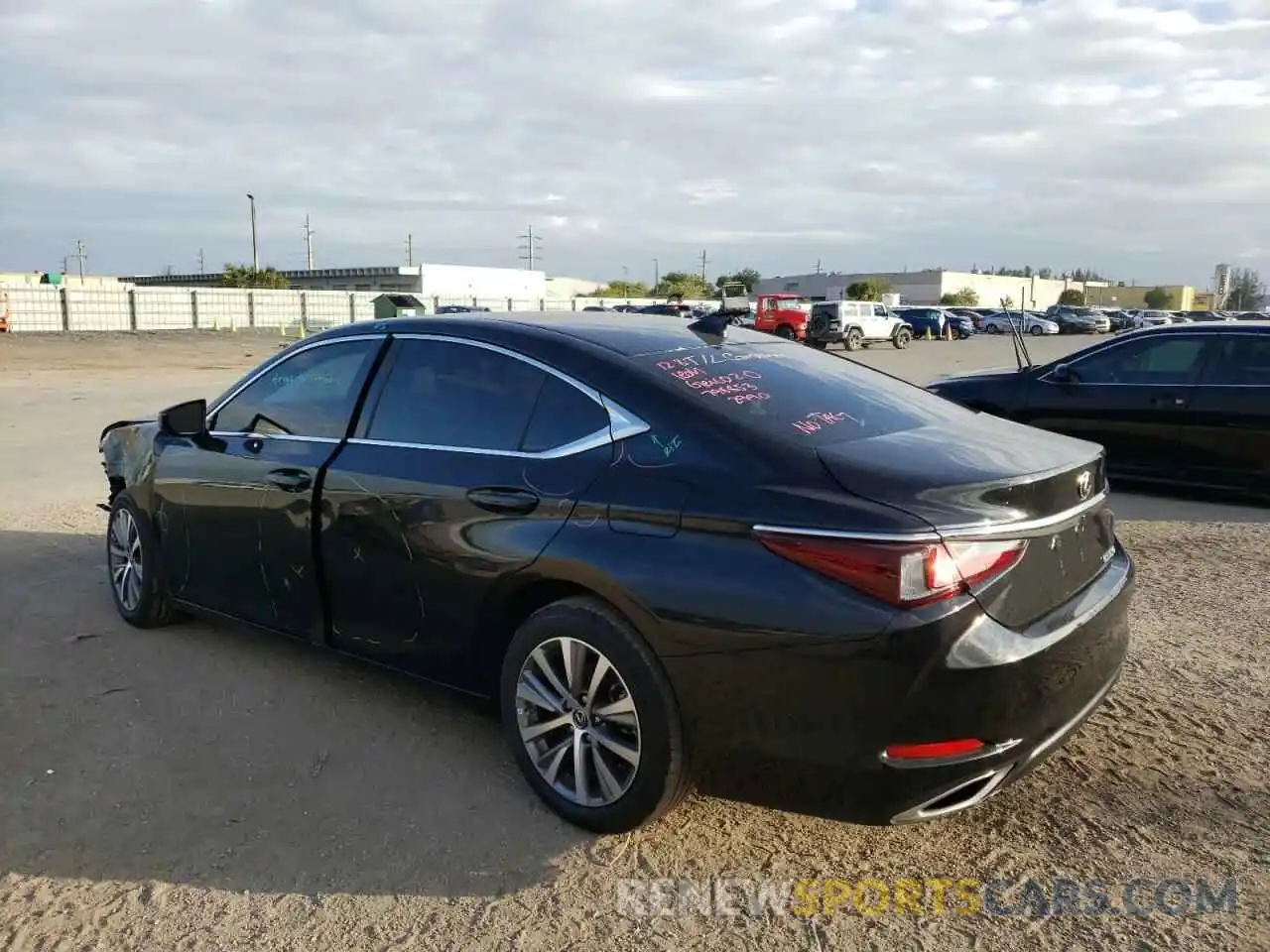 3 Фотография поврежденного автомобиля 58ACZ1B19MU102205 LEXUS ES350 2021