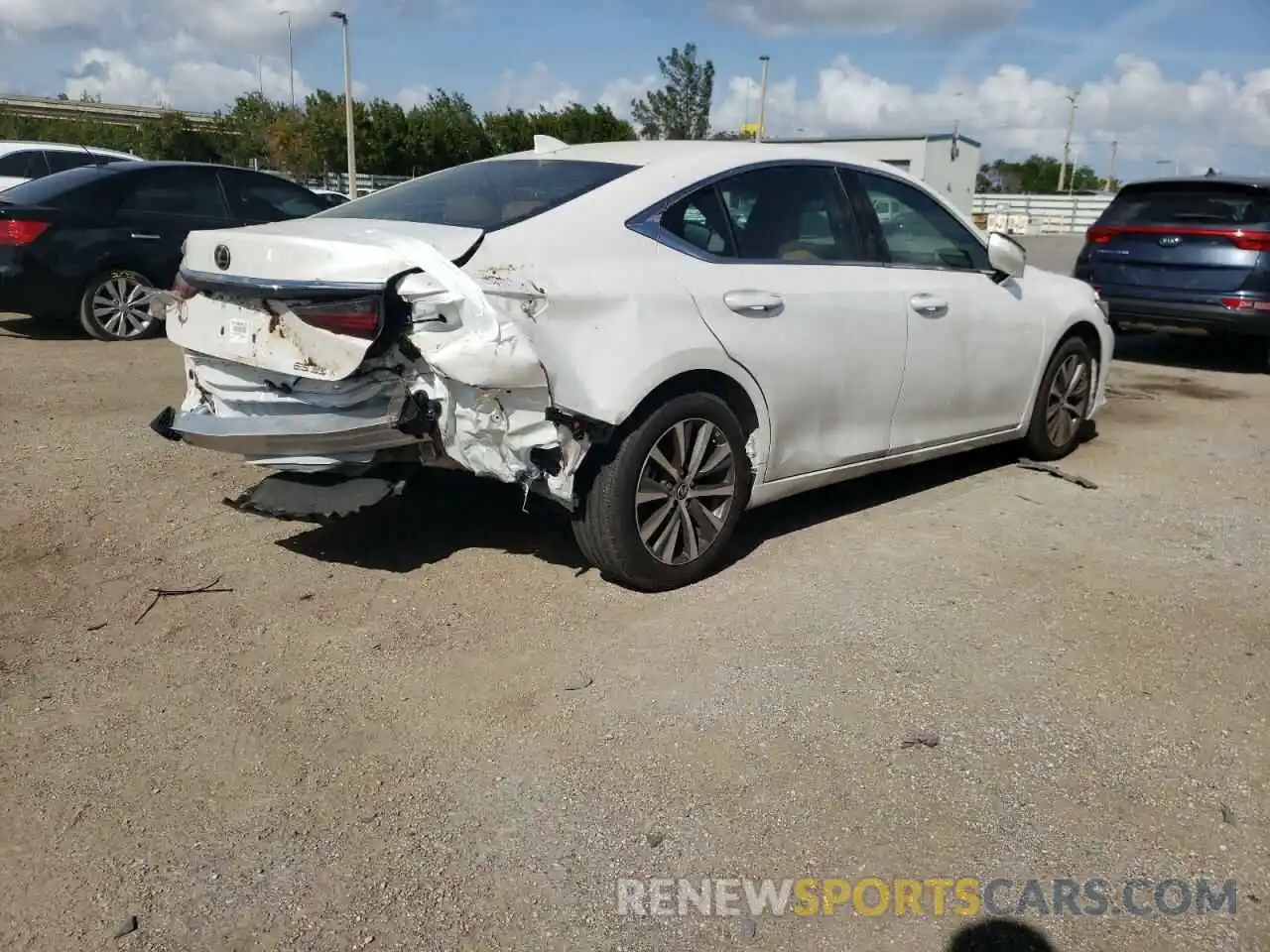 4 Photograph of a damaged car 58ACZ1B19MU108411 LEXUS ES350 2021