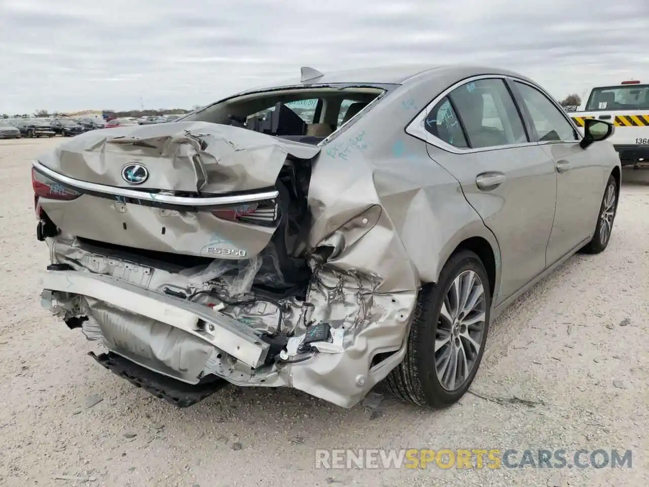 4 Photograph of a damaged car 58ADZ1B13MU087348 LEXUS ES350 2021