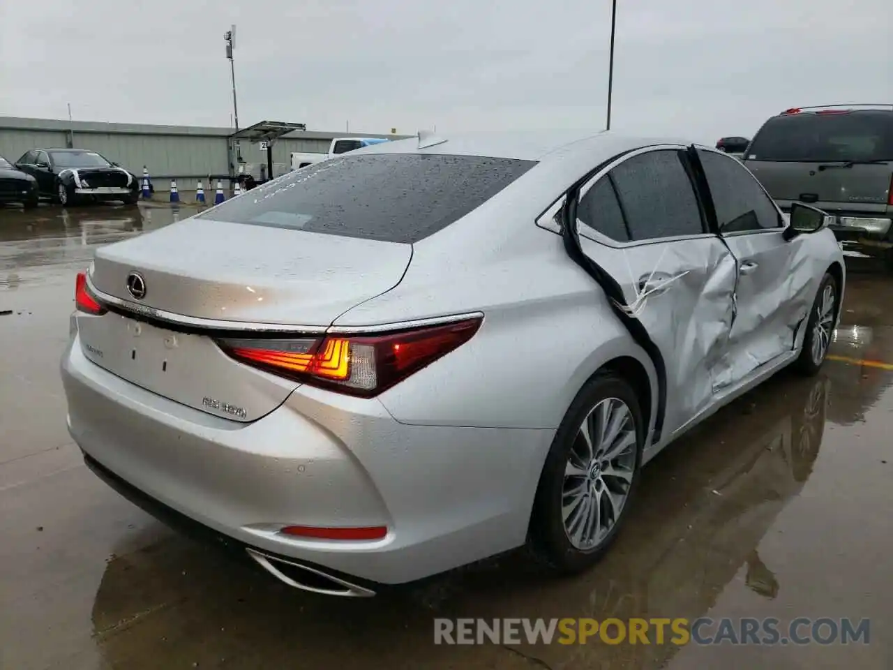 4 Photograph of a damaged car 58ADZ1B14MU100446 LEXUS ES350 2021