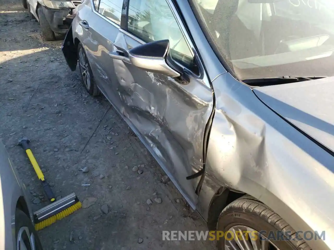 9 Photograph of a damaged car 58ADZ1B19MU092232 LEXUS ES350 2021