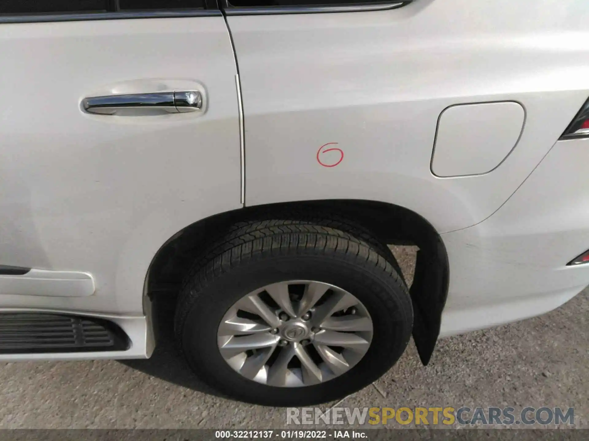 13 Photograph of a damaged car JTJBM7FXXK5221795 LEXUS GX 2019