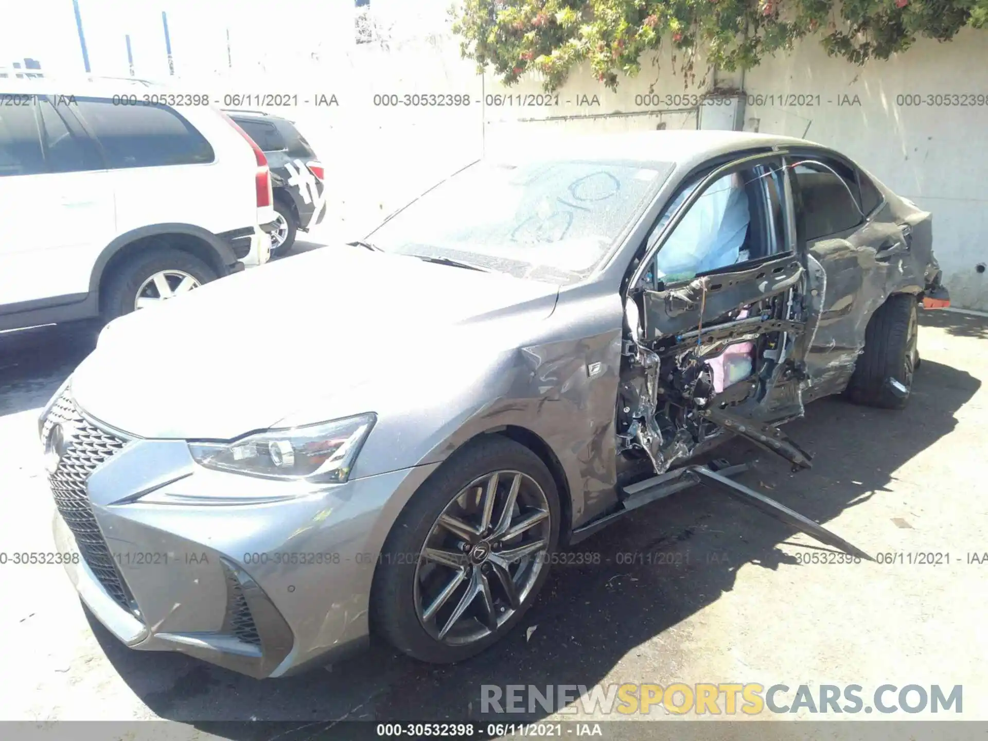 2 Фотография поврежденного автомобиля JTHBA1D25K5093299 LEXUS IS 2019