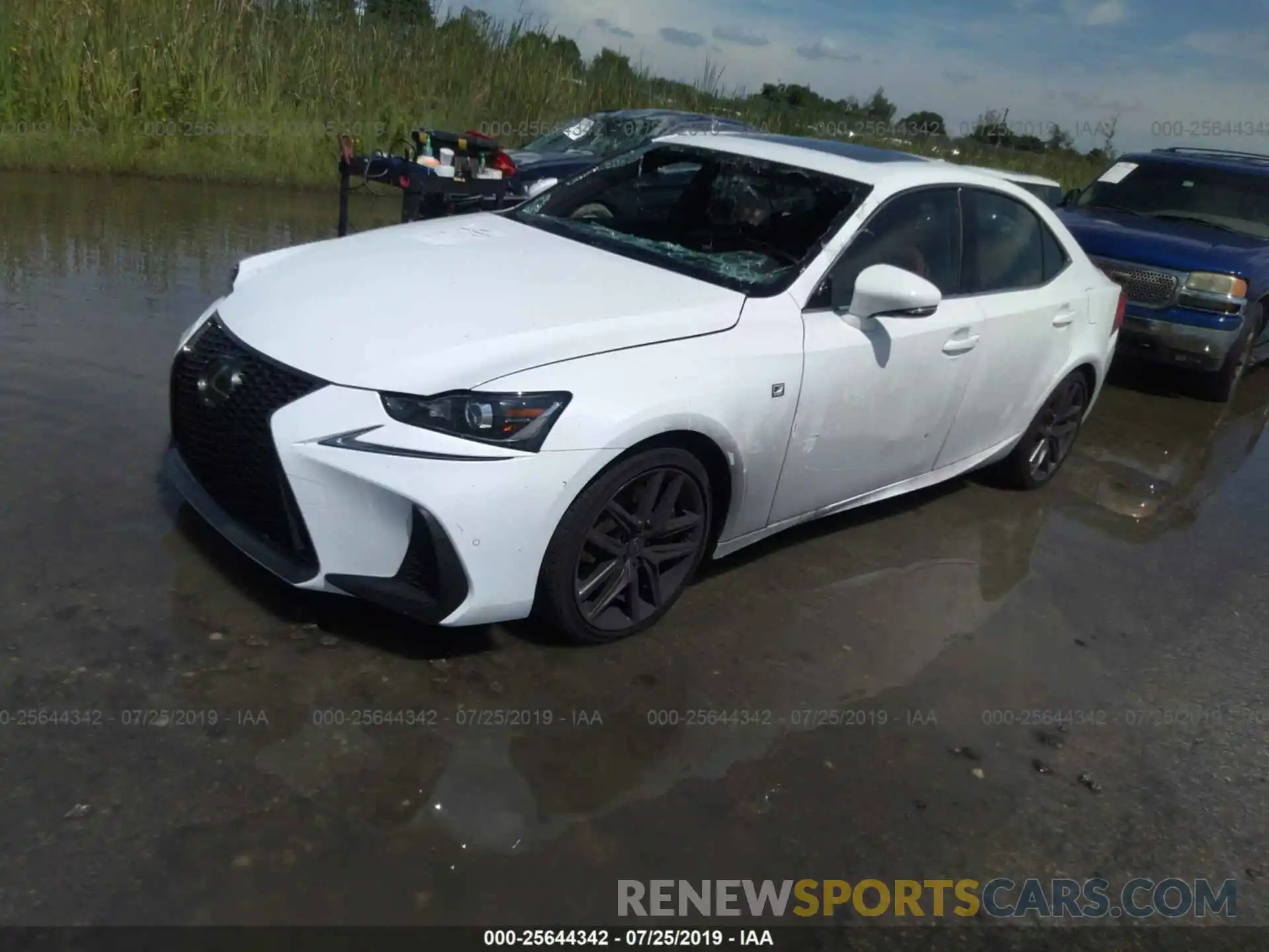 2 Фотография поврежденного автомобиля JTHBA1D29K5088946 LEXUS IS 2019