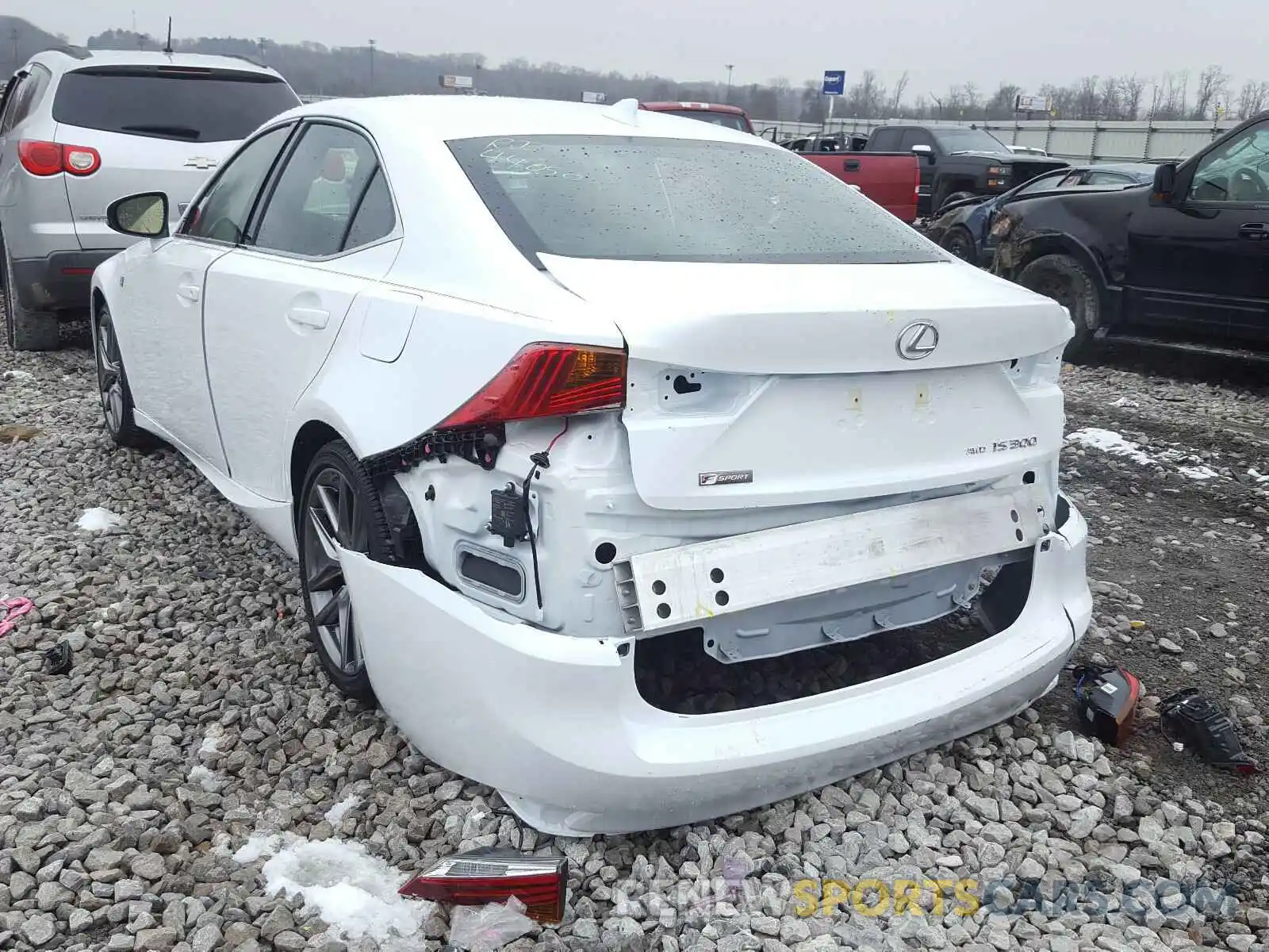 3 Фотография поврежденного автомобиля JTHC81D2XK5040291 LEXUS IS 2019