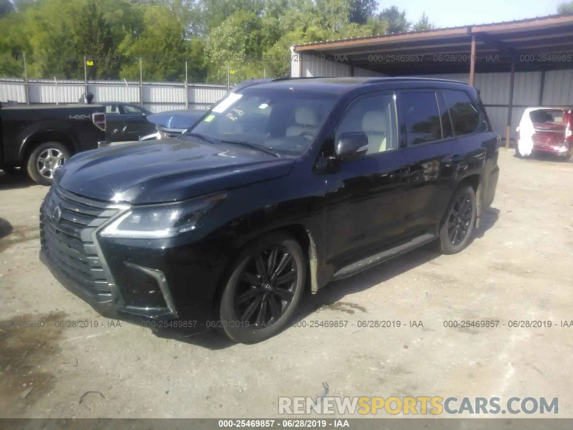 2 Фотография поврежденного автомобиля JTJHY7AX8K4300670 LEXUS LX 2019