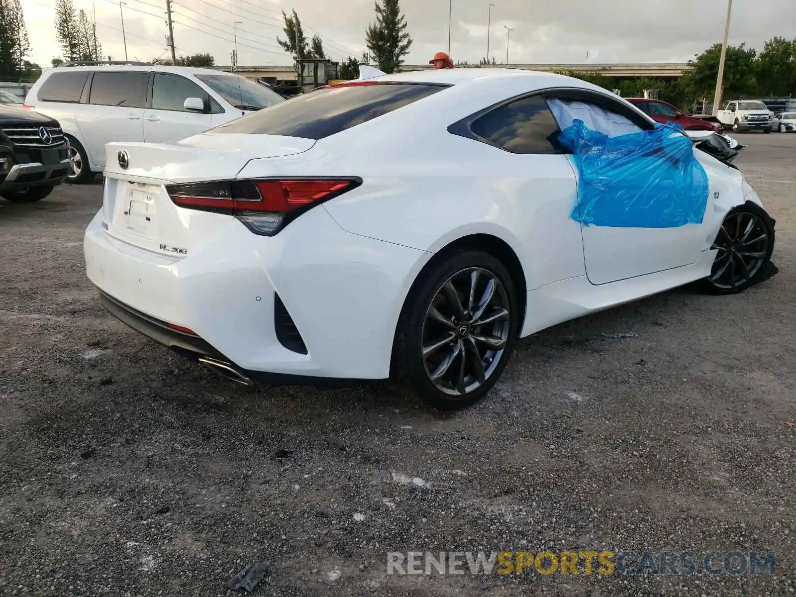 4 Фотография поврежденного автомобиля JTHGA5BC8L5010605 LEXUS RC 300 F-S 2020