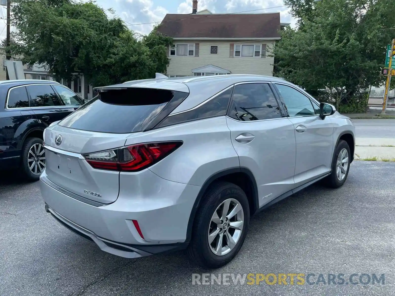 4 Photograph of a damaged car 2T2BGMCA4KC032745 LEXUS RX450 2019