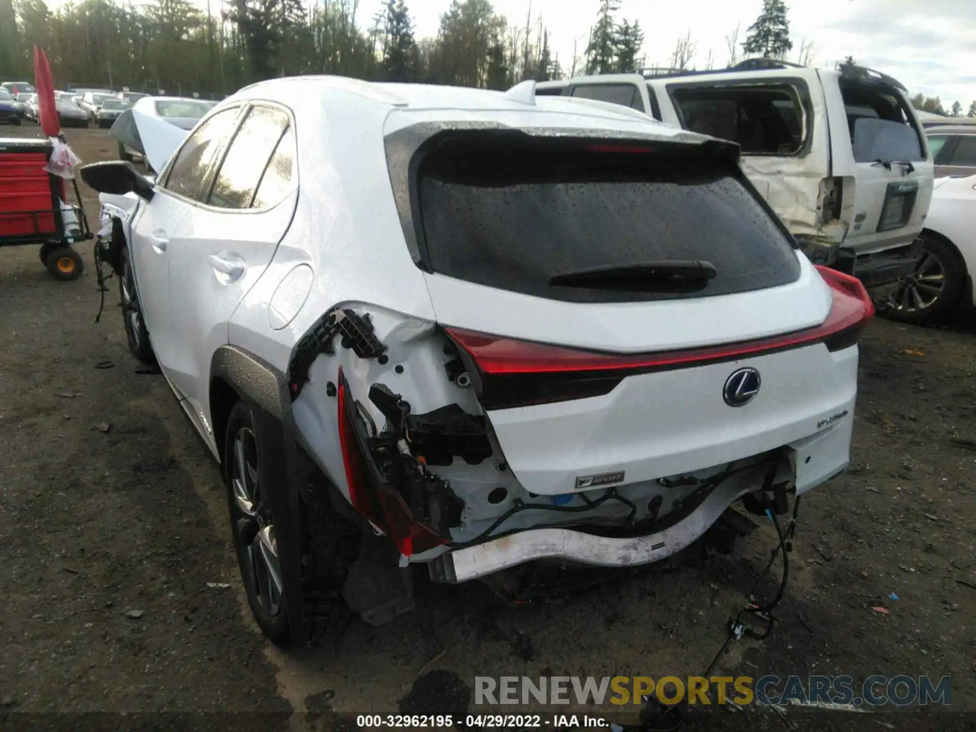 3 Фотография поврежденного автомобиля JTHR9JBH6L2032786 LEXUS UX 2020